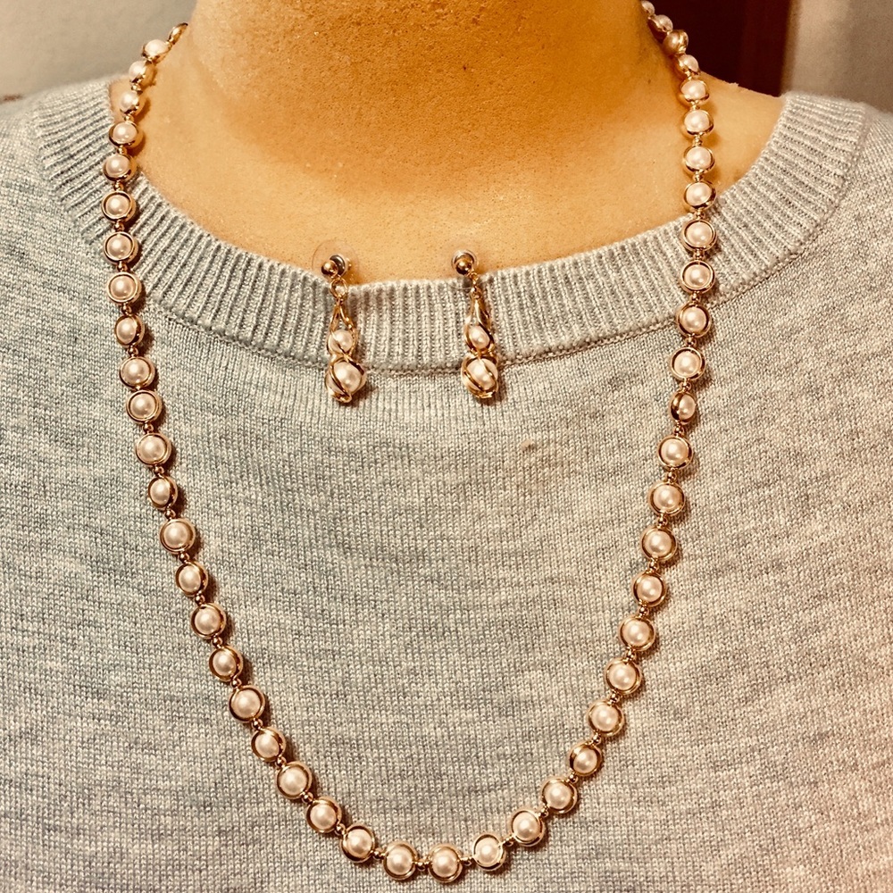 White pearlized beads in gold tone w/ earrings - Picture 3 of 3